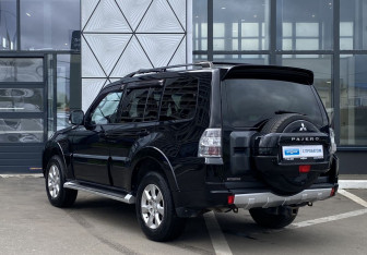 Подержанный автомобиль Mitsubishi Pajero 2013 года (7 фото)