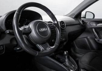Подержанный автомобиль Audi A1 2013 года (14 фото)