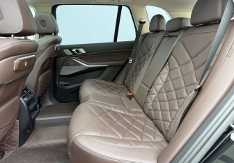 Подержанный автомобиль BMW X5 2023 года (11 фото)