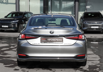 Подержанный автомобиль Lexus ES 2019 года (6 фото)
