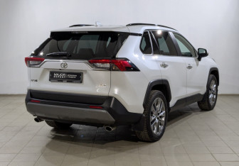 Подержанный автомобиль Toyota RAV4 2022 года (14 фото)