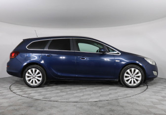 Подержанный автомобиль Opel Astra Wagon 2012 года (4 фото)
