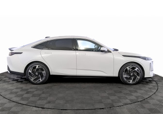 Подержанный автомобиль Changan Lamore 2023 года (4 фото)