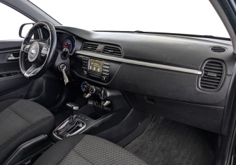 Подержанный автомобиль Kia Rio Hatchback 2020 года (13 фото)