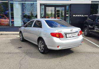 Подержанный автомобиль Toyota Corolla Sedan 2008 года (7 фото)