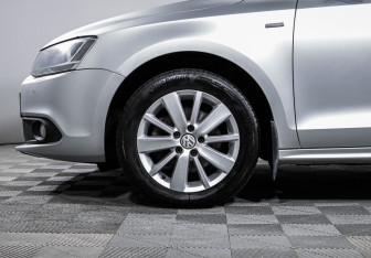 Подержанный автомобиль Volkswagen Jetta Sedan 2013 года (15 фото)