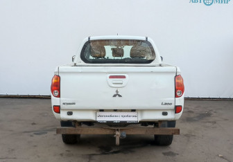Подержанный автомобиль Mitsubishi L200 2013 года (6 фото)