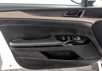 Подержанный автомобиль Kia K5 2020 года (19 фото)