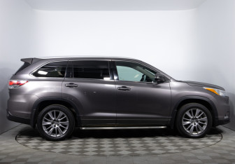 Подержанный автомобиль Toyota Highlander 2014 года (4 фото)