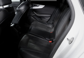 Подержанный автомобиль Audi A4 Sedan 2017 года (10 фото)