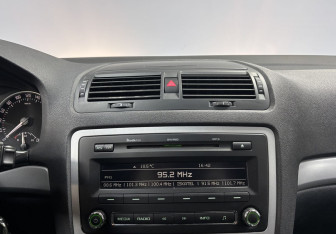 Подержанный автомобиль Skoda Octavia Liftback 2012 года (14 фото)