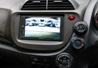 Подержанный автомобиль Honda Fit Shuttle 2012 года (17 фото)