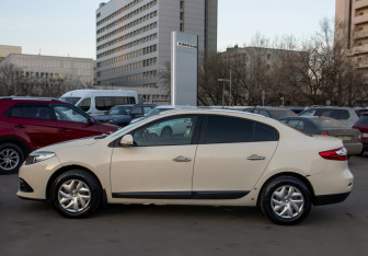 Подержанный автомобиль Renault Fluence 2013 года (6 фото)