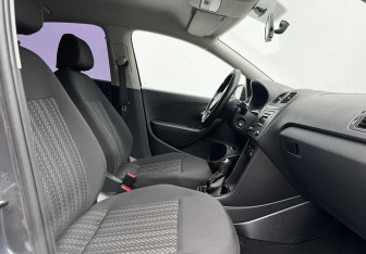 Подержанный автомобиль Volkswagen Polo Sedan 2015 года (11 фото)