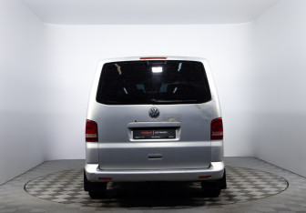 Подержанный автомобиль Volkswagen Caravelle 2010 года (6 фото)