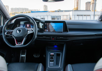 Подержанный автомобиль Volkswagen Golf GTI Hatchback 2021 года (12 фото)