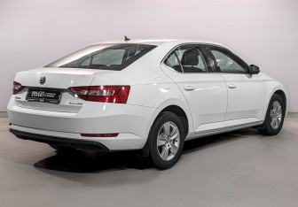 Подержанный автомобиль Skoda Superb Liftback 2017 года (5 фото)