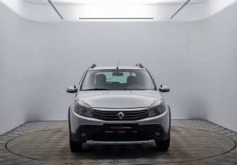 Подержанный автомобиль Renault Sandero 2014 года (2 фото)