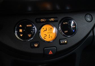 Подержанный автомобиль Nissan Note 2006 года (19 фото)