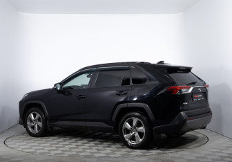 Подержанный автомобиль Toyota RAV4 2020 года (7 фото)