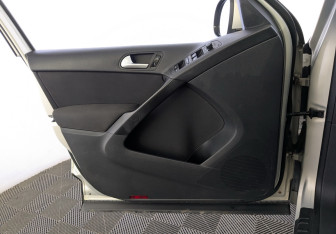 Подержанный автомобиль Volkswagen Tiguan 2012 года (17 фото)