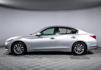 Подержанный автомобиль Infiniti Q50 2014 года (8 фото)