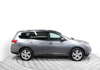 Подержанный автомобиль Nissan Pathfinder 2015 года (4 фото)