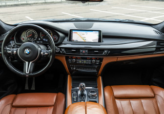 Подержанный автомобиль BMW X5 M 2015 года (14 фото)