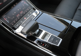 Подержанный автомобиль Audi A8 2019 года (15 фото)