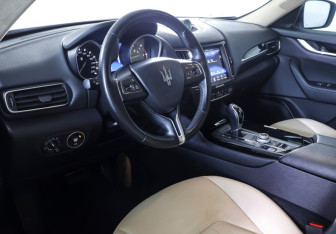 Подержанный автомобиль Maserati Levante 2018 года (14 фото)