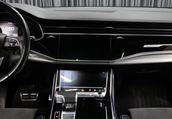 Подержанный автомобиль Audi Q8 2019 года (15 фото)