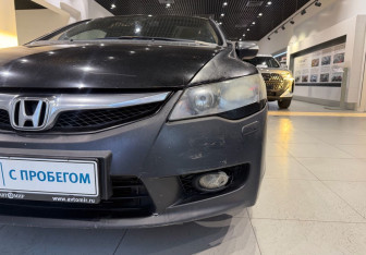 Подержанный автомобиль Honda Civic Sedan 2011 года (7 фото)