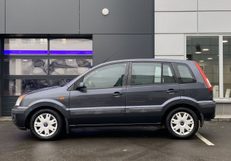 Подержанный автомобиль Ford Fusion 2008 года (8 фото)