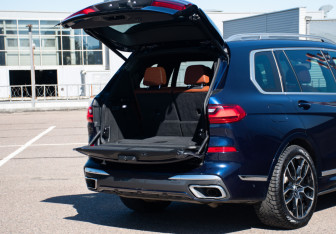 Подержанный автомобиль BMW X7 2021 года (13 фото)