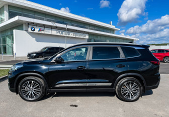 Подержанный автомобиль Chery Tiggo 8 2022 года (8 фото)