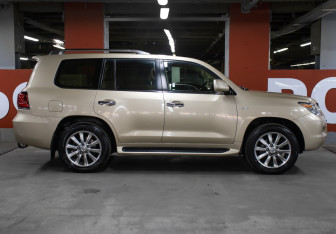 Подержанный автомобиль Lexus LX 2008 года (4 фото)