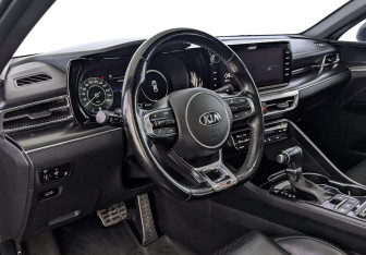 Подержанный автомобиль Kia K5 2021 года (15 фото)