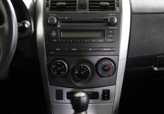 Подержанный автомобиль Toyota Corolla Sedan 2012 года (8 фото)