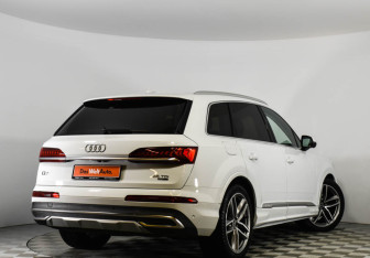 Подержанный автомобиль Audi Q7 2021 года (3 фото)