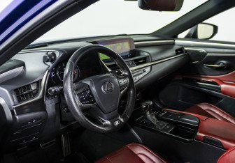 Подержанный автомобиль Lexus ES 2019 года (11 фото)