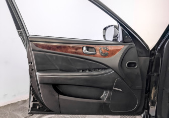 Подержанный автомобиль Hyundai Equus 2015 года (19 фото)