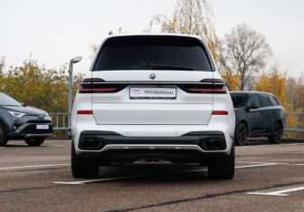 Подержанный автомобиль BMW X7 2023 года (6 фото)