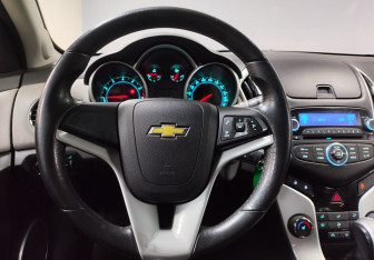 Подержанный автомобиль Chevrolet Cruze Hatchback 2014 года (15 фото)