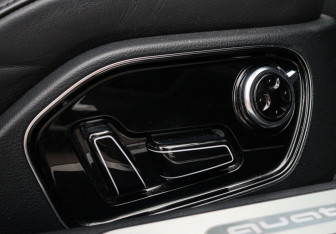 Подержанный автомобиль Audi A8 2015 года (22 фото)