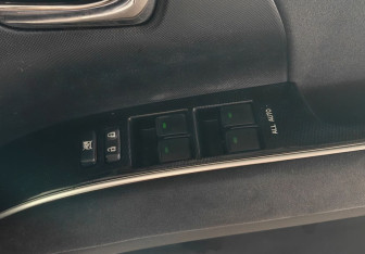 Подержанный автомобиль Toyota Estima 2012 года (17 фото)
