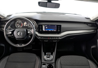 Подержанный автомобиль Skoda Octavia Liftback 2021 года (14 фото)