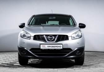 Подержанный автомобиль Nissan Qashqai 2013 года (2 фото)