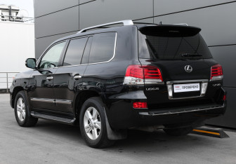 Подержанный автомобиль Lexus LX 2014 года (6 фото)