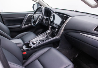 Подержанный автомобиль Mitsubishi Pajero Sport 2020 года (9 фото)