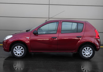 Подержанный автомобиль Renault Sandero 2014 года (8 фото)